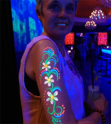 NEON-Blacklight-Painting-Bodypainting-Service 